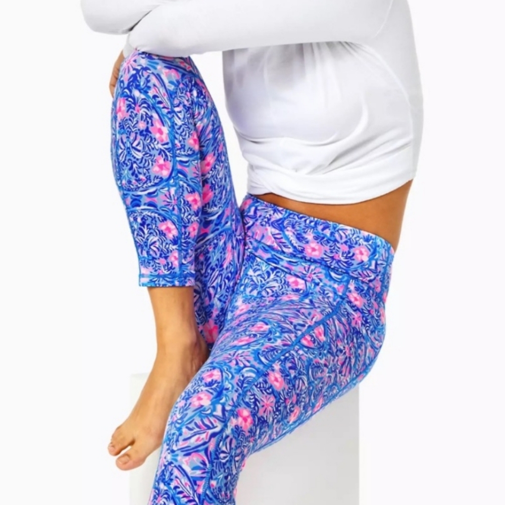 NEW Lilly Pulitzer Luxletic Weekender Midi Leggings UPF 50+ Medium takin it easy